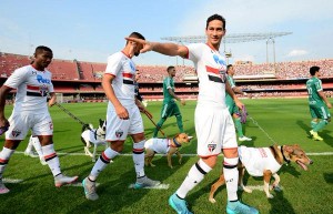 Jugadores del Sao Paulo salen al campo con perros