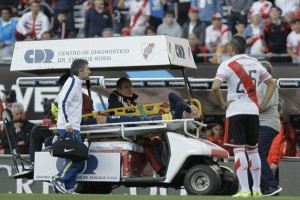 Fernando Gago en camilla