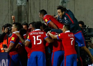 Chile debutó con un triunfo de oro ante Brasil en las clasificatorias