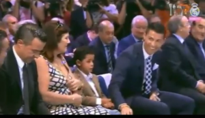 Cristiano Ronaldo se burla de las medias de su hijo