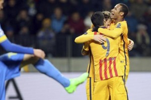 Un doblete de Rakitic acerca al Barça a octavos.