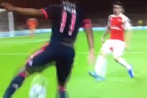 La 'BAILADA' de Douglas Costa a Bellerín, la jugada de la que todo el mundo habla