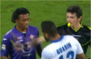 Cuadrado, Guarín y su roce en un partido Fiorentina-Inter ¿Lo recuerdan?