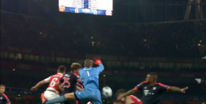 Neuer, de una atajada memorable a un error garrafal que le cuesta la derrota parcial al #Bayern en Londres...