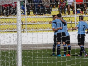 Festejo de gol de Martín Cáceres con el que @Uruguay está venciendo 1-0 a Bolivia en La Paz.