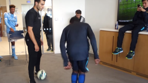 FREESTYLER HUMILLÓ A LOS JUGADORES DE LA ACADEMIA DEL MANCHESTER CITY