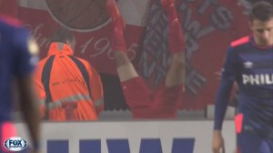 jugador del Twente de holanda casi se desnuca en la celebración