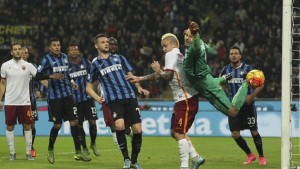 Cuatro atajadas de Handanovic en triunfo ante la Roma