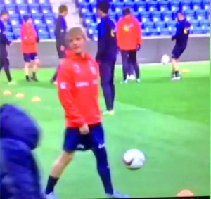 ojo al control de balon de martin odegaard en entrenamiento con la selección de noruega