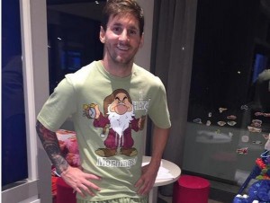 Messi exhibe un regalo simpático de Suárez