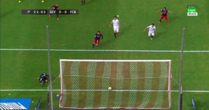 El balón se paseó por toda la línea de gol tras el tiro libre de Neymar en la derrota del Barcelona ante el sevilla