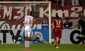 Leyvin Balanta marcó el único gol del partido y Róbinson Zapata atajó penal a Diego Rodríguez en avellaneda por la copa sudamericana