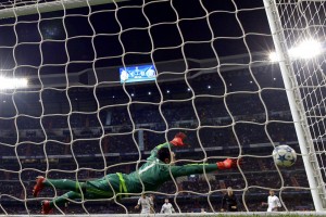 Keylor volando en Champions League