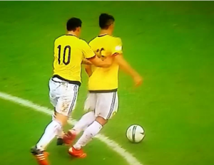 James Rodríguez empujó a su compañero de equipo en el Argentina vs Colombia.