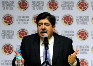 Luis Bedoya renunció a la presidencia de la FCF