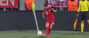 Xabi Alonso se lleva el banderín en un cobro de tiro de esquina