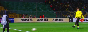 Adnan Januzaj y su calentamiento con un recogepelotas en la UEFA Europa League,