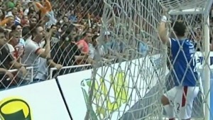 Futsal: Falcao se sacó y escupió a hinchas por una discusión en medio de un partido: