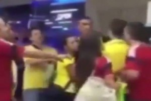 MONDRAGON SE ENFRENTA A HINCHA EN EL AEROPUERTO DE BARRANQUILLA