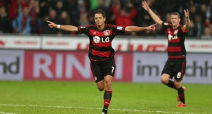 Gracias al gol de Chicharito, el Derbi del Rhin está igualado. Bayer Leverkusen 1-1 Köln