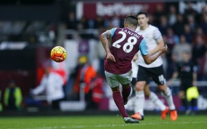 Manuel Lanzini marcó su tercer gol en la Premier League ante Everton.