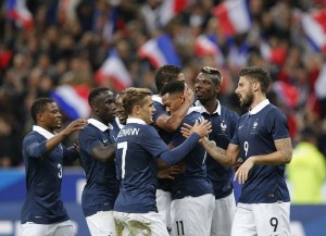 Giroud es felicitado por sus compañeros, luego de anotar el Francia 1-0 Alemania