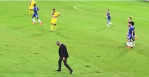 José Mourinho hizo de las suyas en el Maccabi Tel Aviv-Chelsea. Saltó al campo para arreglar el cesped