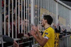 los jugadores del Borussia Dortmund se fueron a disculpar con sus hinchas por caer ante Krasnodar.