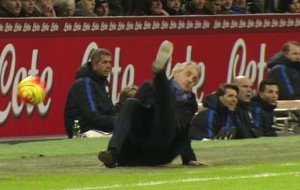 Cómico resbalón de Mancini en pleno partido del Inter