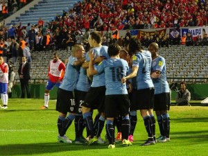 Festejo de gol de Martín Cáceres. @Uruguay le está ganando a Chile 3-0 en el Centenario.