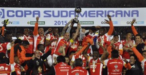 Santa Fe se impuso a Huracán por la vía de los penales y se consagró campeón de la Copa Sudamericana 215