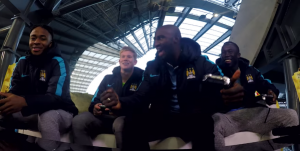 De Bruyne, Sterling, Mangala y Sagna jugando FIFA 16