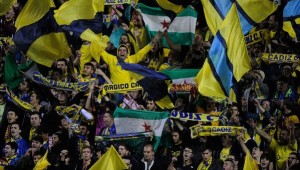 Afición del Cádiz burlándose de la pifia del Real Madrid