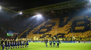 Fan del BVB se cuela desnudo en el campo del Signal Iduna Park, para su cumpleaños