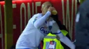 La curiosa celebración de Maccarone tomando cerveza