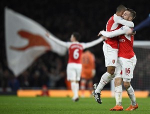 Mirá los goles de Walcott y Giroud con los que el Arsenal se impone al Manchester City