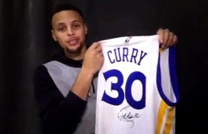 Stephen Curry le envió una camiseta firmada a Lionel Messi por haber llegado a los 30 millones de fans en Instagram.
