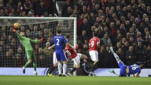 Sorprendente atajada de David De Gea a John Terry