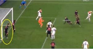 Ibrahimovic salva un gol en la línea con la cabeza