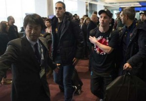 Hincha de River Plate escupe a Messi, en aeropuerto de Japón