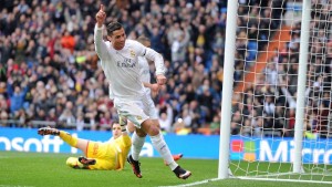 Cristiano Ronaldo ante el Gijón