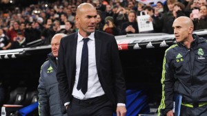 Zinedine Zidane en el banquillo del Santiago Bernabéu