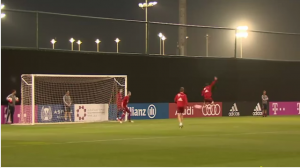 Golazo de tacón de Lewandowski en entrenamiento