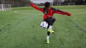 Omari Hutchinson, el niño del Arsenal que comienza a causar sensación en redes sociales.