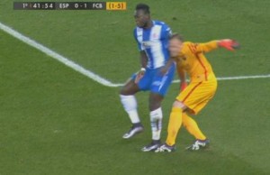 Codazo de Caicedo a Ter Stegen. Luego dirán que los del Barça son los provocadores.