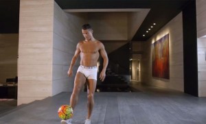 Cristiano Ronaldo demuestra su habilidad con el balón en ropa interior