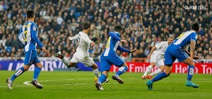 GOLAZO de @Cristiano para anotar su doblete y el cuarto gol del Real Madrid!