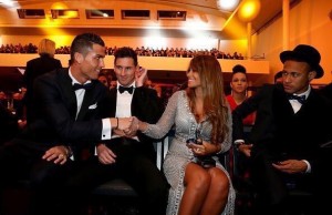 Cristiano Ronaldo aprovechó para saludar a Antonella Roccuzzo ante las miradas de Messi y Neymar.