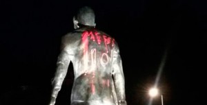 Pintan el nombre y la dorsal de Messi en estatua de CR7