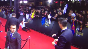 La reacción de Cristiano Ronaldo al ver que un hincha saltó la valla